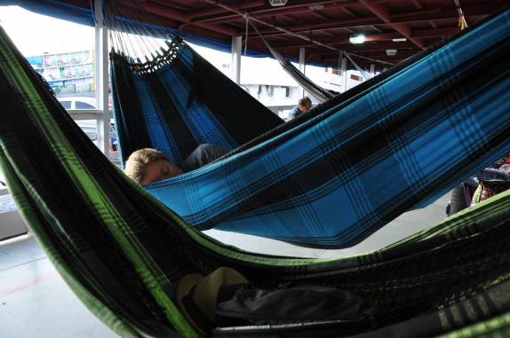 Dormindo no barco até que amanhecesse em Manaus, no Amazonas